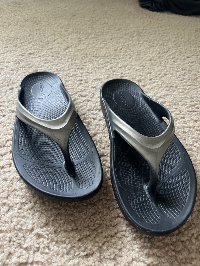 Oofos Women's Black And Silver Thong Sandals
